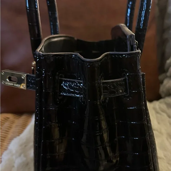 Elegant Black Crocodile-Embossed Handbag - Picture 4 of 7